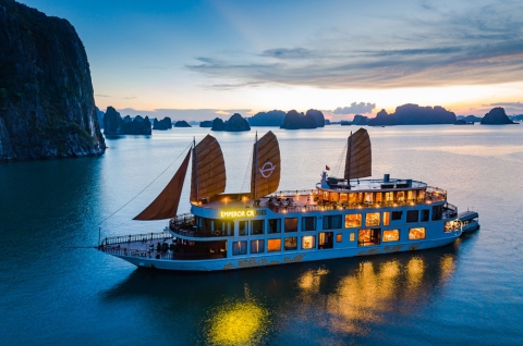  Emperor Cruises Du thuyền Hoàng Đế 5 sao tại Hạ Long