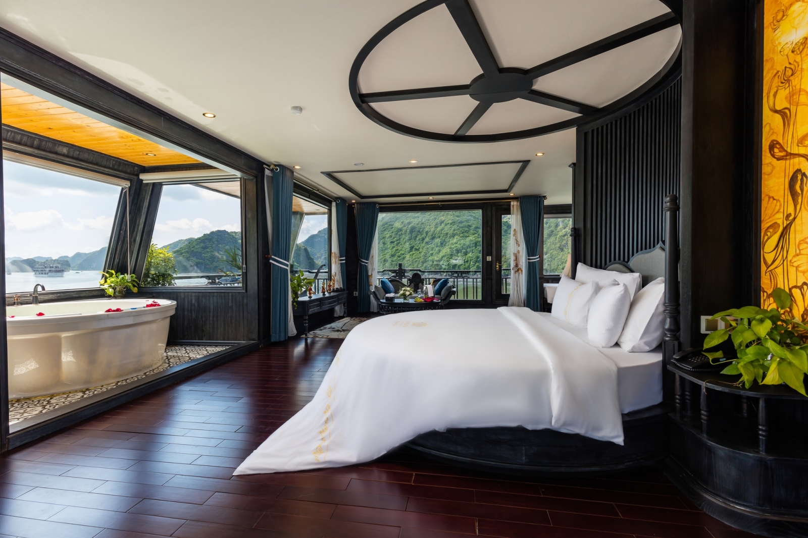 phòng du thuyền Laregina grand suite