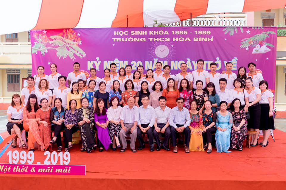 Tập thể lớp 9A chụp ảnh cùng các Thầy cô