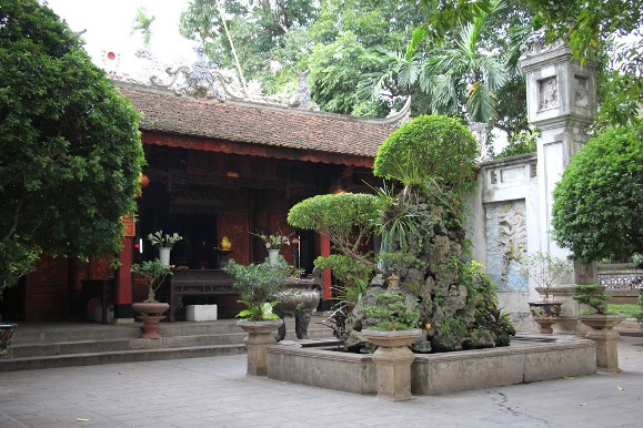 Một góc chính điện đền Quán Thánh