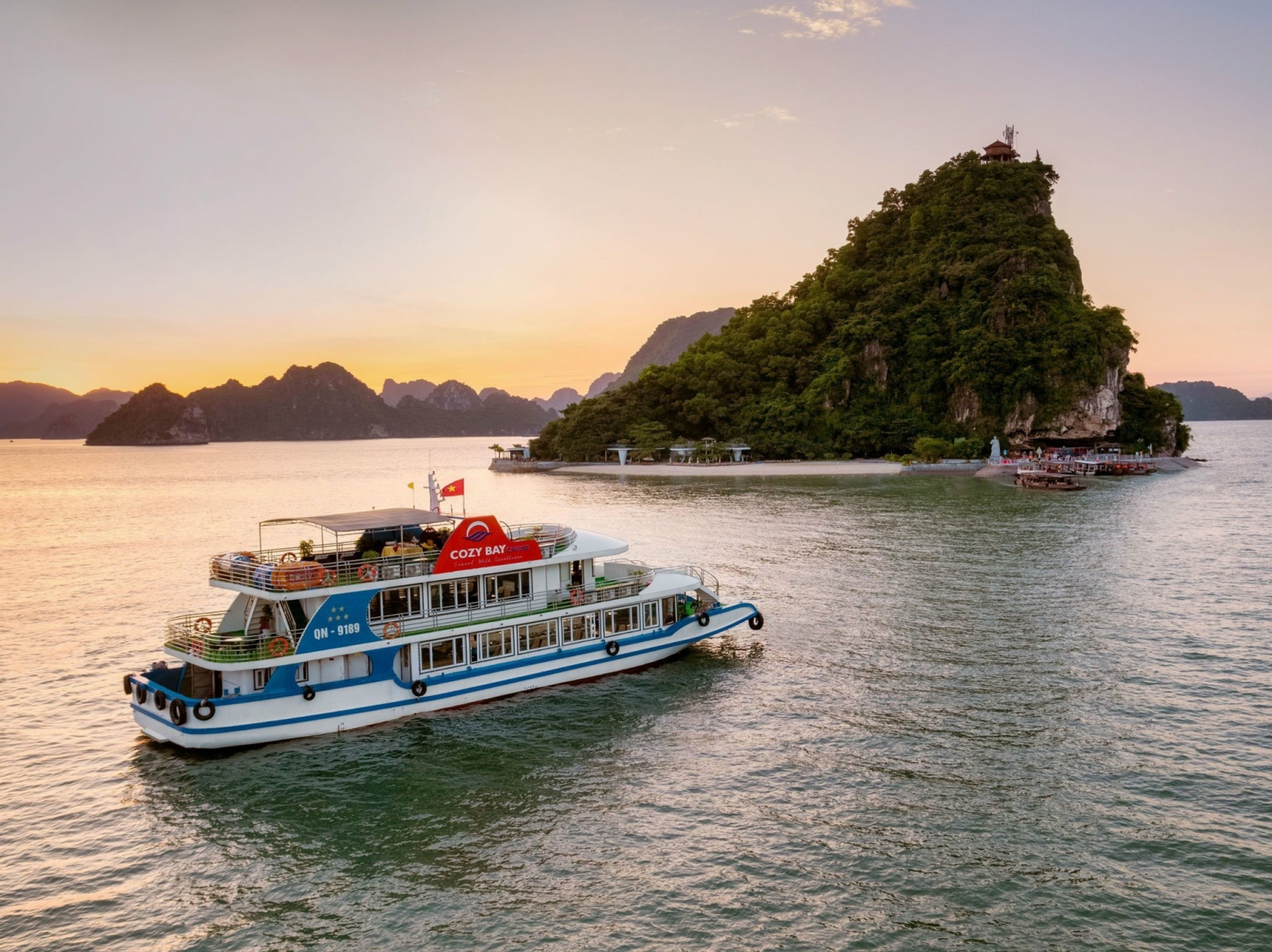 du thuyền thăm vịnh 5 sao Cozybay cruise