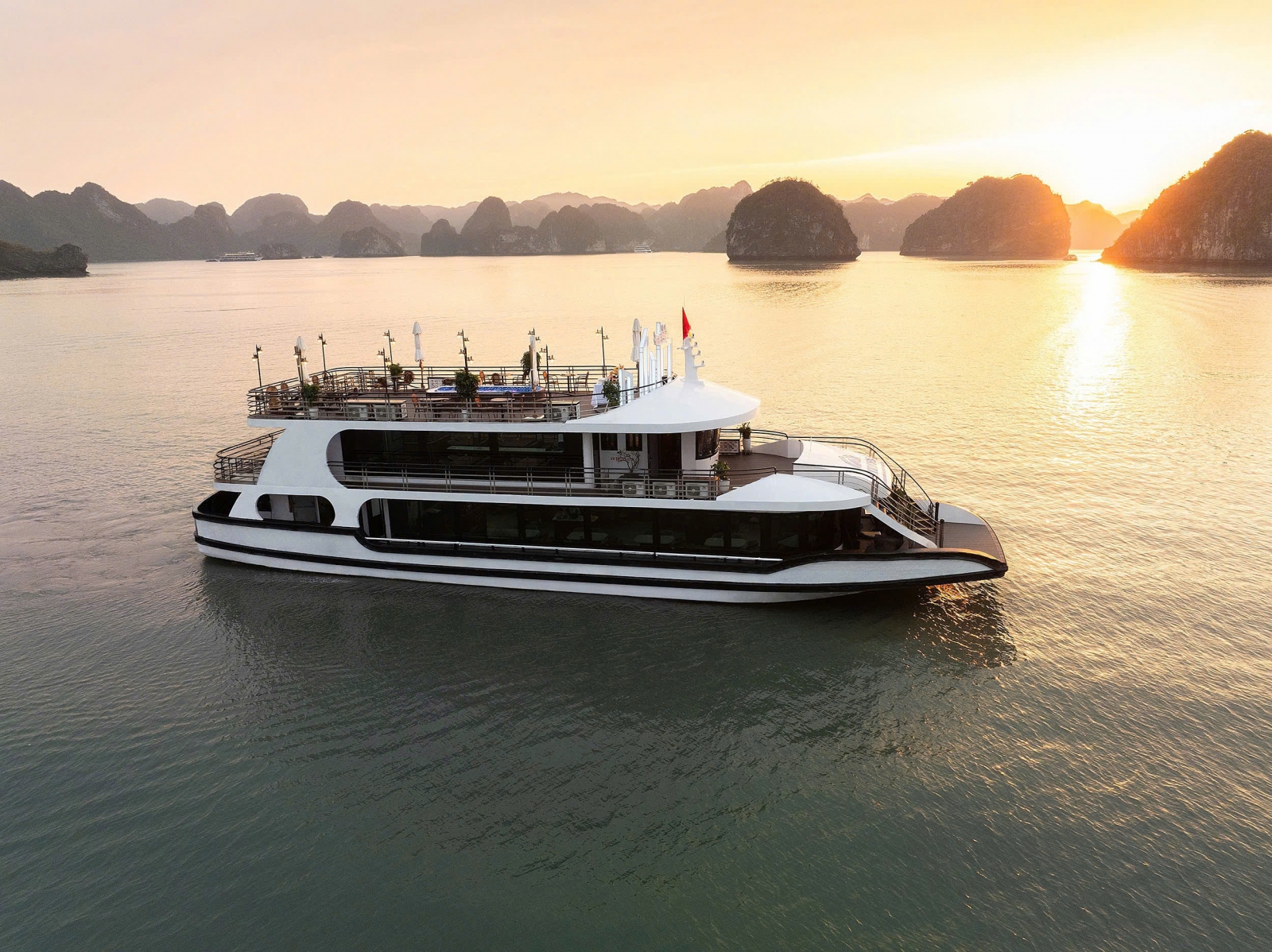 Du thuyền Hạ Long 1 ngày Cozybay Cruise